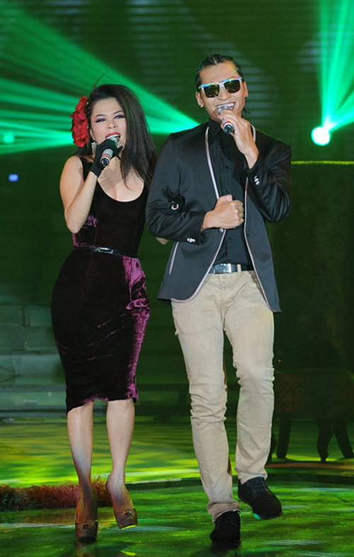 Khoác trên người bộ váy có phong cách cổ điển nhưng Mỹ Lệ lại trở nên diêm dúa với cách kết hợp phụ kiện quá đà