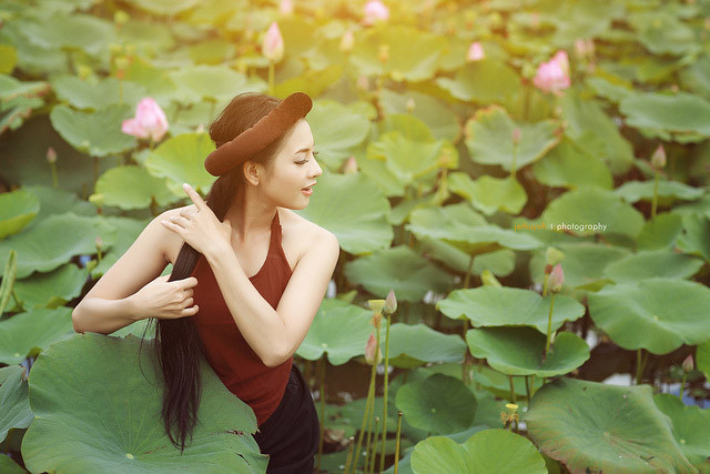 Nét duyên dáng, quyến rũ của các cô gái xứ Bắc với yếm đào, áo tứ thân hay khăn mỏ quạ đã khiến bao chàng trai xao xuyến, thẫn thờ Nét duyên dáng, quyến rũ của các cô gái xứ Bắc với yếm đào, áo tứ thân hay khăn mỏ quạ đã khiến bao chàng trai xao xuyến, thẫn thờ