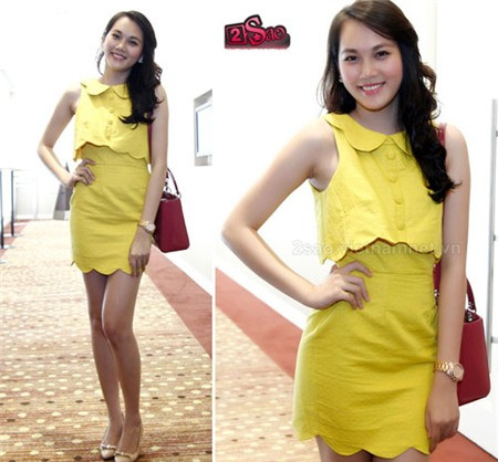 Bộ váy vàng kiểu dáng rất lạ mắt tạo cho Ngọc Thạch vẻ đẹp tự tin vàquyến rũ. Bộ váy vàng kiểu dáng rất lạ mắt tạo cho Ngọc Thạch vẻ đẹp tự tin vàquyến rũ.