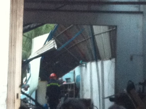 Hiện trường một ngôi nhà tan hoang do ảnh hưởng của vụ nổ (Ảnh: H.L) Hiện trường một ngôi nhà tan hoang do ảnh hưởng của vụ nổ (Ảnh: H.L)