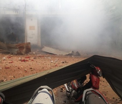 Khói mù mịt bốc ra từ hiện trường của vụ nổ kinh hoàng (ảnh bạn đọc cung cấp) Khói mù mịt bốc ra từ hiện trường của vụ nổ kinh hoàng (ảnh bạn đọc cung cấp)