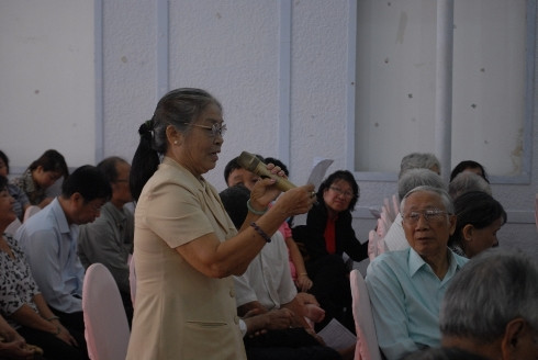 Cử tri Q.1, TP.HCM phát biểu tại buổi tiếp xúc của cử tri với Chủ tịch nước Trương Tấn Sang (ảnh: H.L) Cử tri Q.1, TP.HCM phát biểu tại buổi tiếp xúc của cử tri với Chủ tịch nước Trương Tấn Sang (ảnh: H.L)