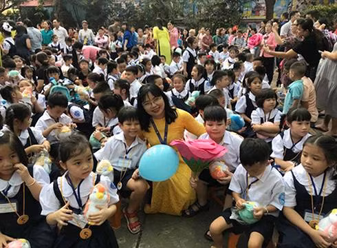 Học sinh trường tiểu học Lạc Long Quân trong ngày tựu trường với cô Hiệu trưởng (Ảnh minh họa: P.L)