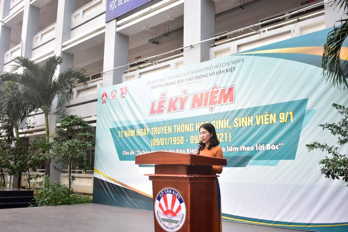 Bà Lê Thị Hồng Anh - Phó Hiệu trưởng ôn lại truyền thông của ngày 9/1 hàng năm (ảnh: CTV)