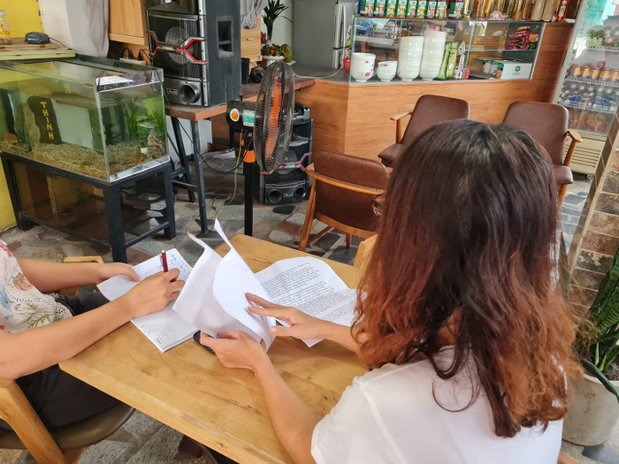 Chị P.T.H.N. bức xúc trình bày vấn đề với phóng viên Tạp chí Điện tử Giáo dục Việt Nam (Ảnh: P.L)