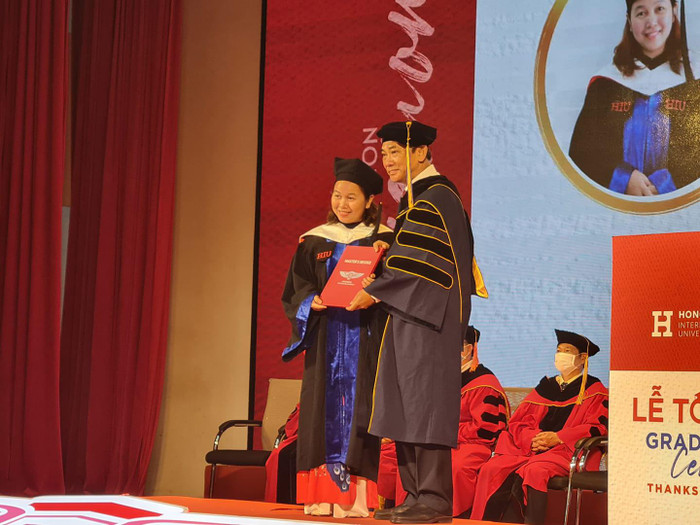 Phó Giáo sư Hồ Thanh Phong trao bằng tốt nghiệp cho các tân khoa của nhà trường (ảnh: P.L) Phó Giáo sư Hồ Thanh Phong trao bằng tốt nghiệp cho các tân khoa của nhà trường (ảnh: P.L)