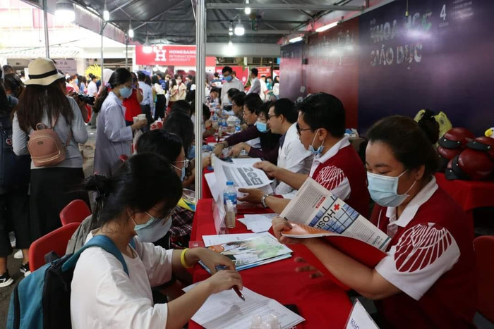 Thầy cô Trường Đại học Quốc tế Hồng Bàng tư vấn cho thí sinh ở gian hàng (ảnh: HIU) Thầy cô Trường Đại học Quốc tế Hồng Bàng tư vấn cho thí sinh ở gian hàng (ảnh: HIU)