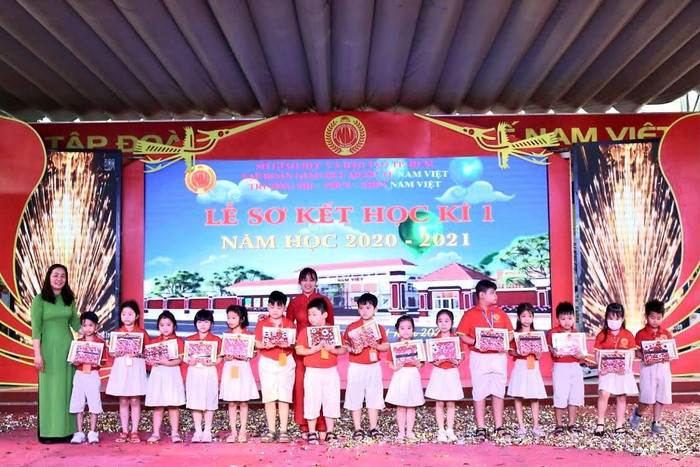 Nhà trường tuyên dương, khen thưởng các học sinh có thành tích tốt trong học kỳ 1 (ảnh: CTV) Nhà trường tuyên dương, khen thưởng các học sinh có thành tích tốt trong học kỳ 1 (ảnh: CTV)