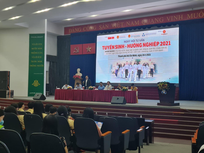 Các chuyên gia tuyển sinh tư vấn trực tiếp cho thí sinh, phụ huynh (ảnh: P.L) Các chuyên gia tuyển sinh tư vấn trực tiếp cho thí sinh, phụ huynh (ảnh: P.L)