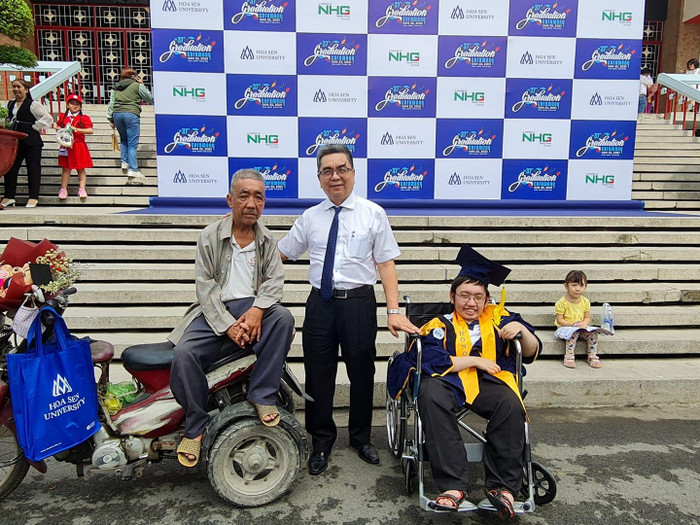 Phó Giáo sư Nguyễn Ngọc Điện thăm hỏi, chúc mừng bố con tân cứ nhân Tuấn (ảnh: P.L) Phó Giáo sư Nguyễn Ngọc Điện thăm hỏi, chúc mừng bố con tân cứ nhân Tuấn (ảnh: P.L)