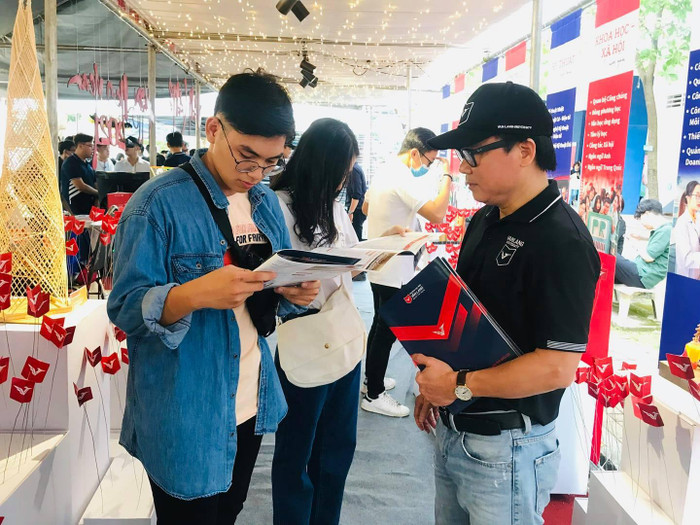 Thầy Võ Văn Tuấn tư vấn trực tiếp cho thí sinh ở gian hàng Trường Đại học Văn Lang (ảnh:VLU) Thầy Võ Văn Tuấn tư vấn trực tiếp cho thí sinh ở gian hàng Trường Đại học Văn Lang (ảnh:VLU)