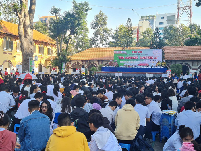 Buổi khai mạc của chương trình tư vấn tuyển sinh ngày 11/1/2021 (ảnh: P.L) Buổi khai mạc của chương trình tư vấn tuyển sinh ngày 11/1/2021 (ảnh: P.L)