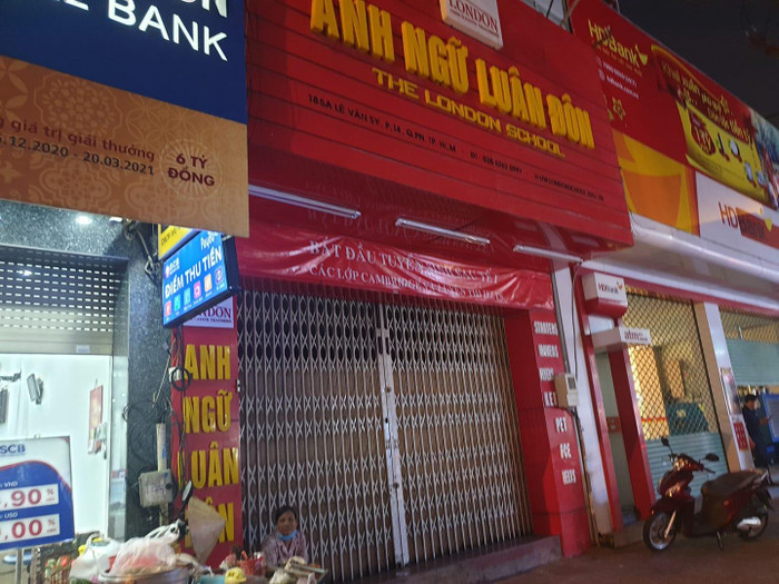 Một trung tâm ngoại ngữ có tên trong danh sách hoạt động không phép tối 28/1 đóng cửa (Ảnh: P.L) Một trung tâm ngoại ngữ có tên trong danh sách hoạt động không phép tối 28/1 đóng cửa (Ảnh: P.L)