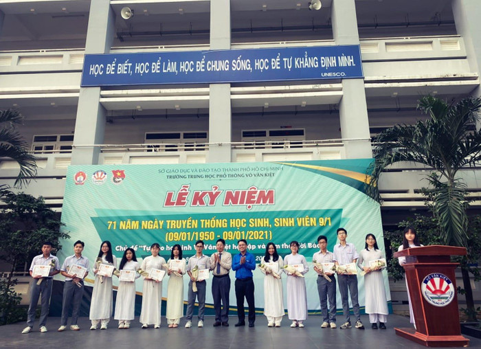 Lãnh đạo trường tuyên dương học sinh tiêu biểu học và làm theo lời Bác (ảnh: CTV)