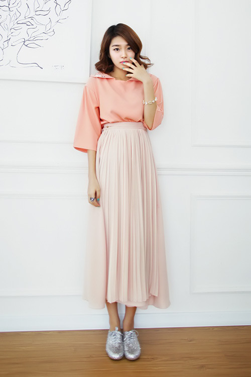 Kết hợp kiểu váy này với áo thun gọn gàng hoặc sơ mi oversized để trông cao hơn nhé!