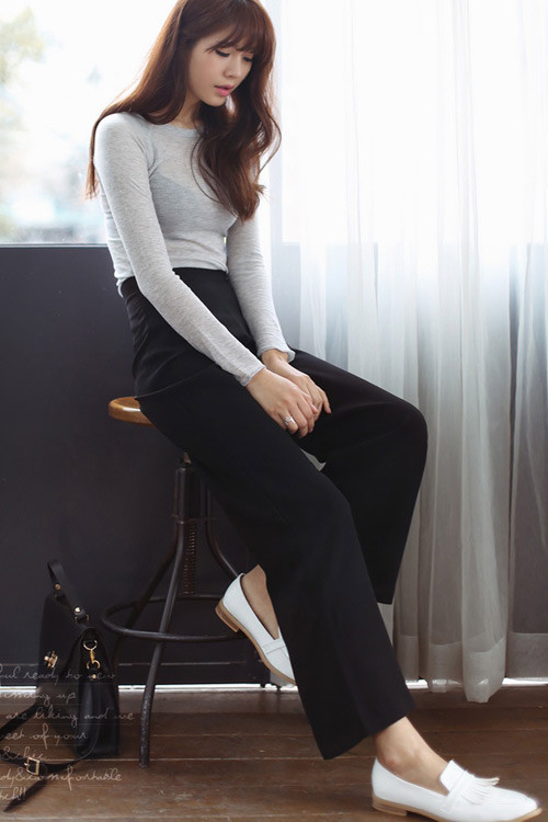Quần cạp cao dáng suông tối màu tạo cảm giác cực kỳ thanh mảnh cho những nàng chân to. Đây cũng là mẫu quần rất phù hợp với thời trang công sở
