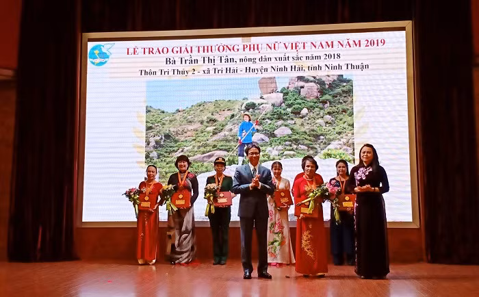 Phó Thủ tướng Vũ Đức Đam trao giải thưởng Phụ nữ Việt Nam 2019 cho các cá nhân có thành tích xuất sắc trong các lĩnh vực của đời sống (Ảnh:V.N)