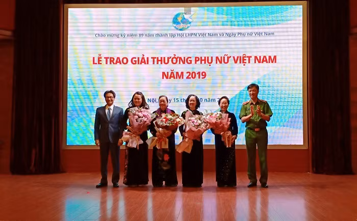 Phó Thủ tướng Vũ Đức Đam chụp hình lưu niệm với lãnh đạo Hội Liên hiệp Phụ nữ Việt Nam (Ảnh:V.N)