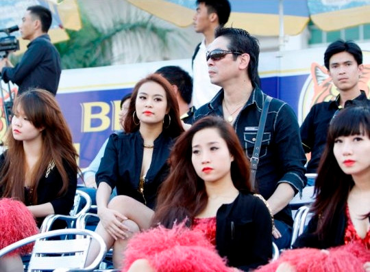 Hoàng Thùy Linh bất ngờ xuất hiện trên khán đài với trang phục kín đáo, khiến mọi người không khỏi bất ngờ Hoàng Thùy Linh bất ngờ xuất hiện trên khán đài với trang phục kín đáo, khiến mọi người không khỏi bất ngờ