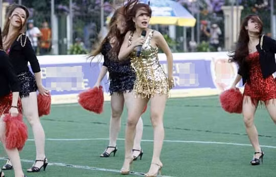 Và chắc chắn không thể thiếu đi màn hất tóc quen thuộc gắn với Hoàng Thùy Linh.