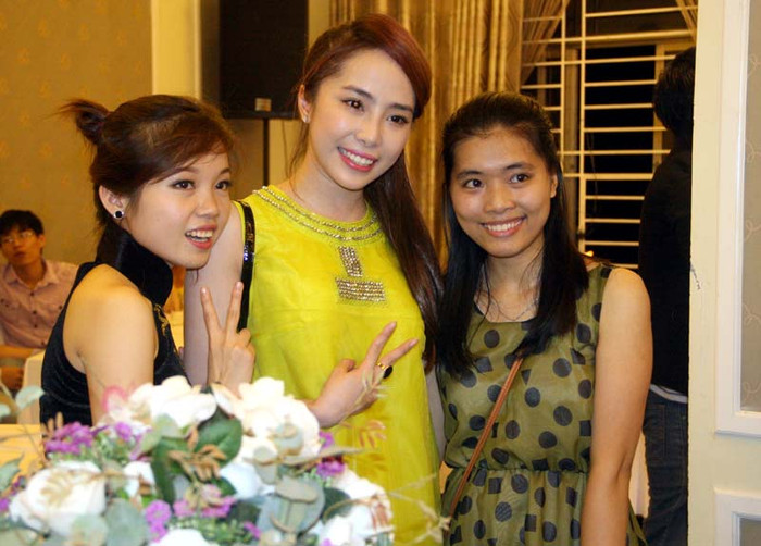 Cô nhiệt tình và vui vẻ chụp hình với từng bạn gái một.