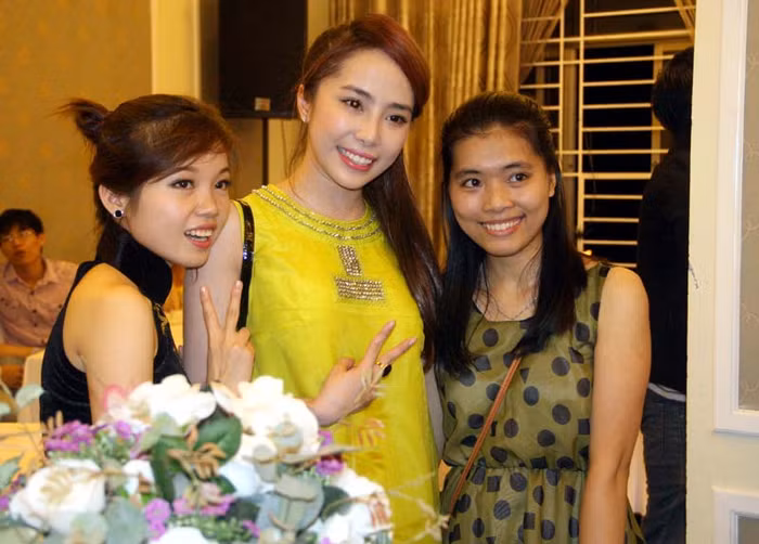 Cô nhiệt tình và vui vẻ chụp hình với từng bạn gái một.