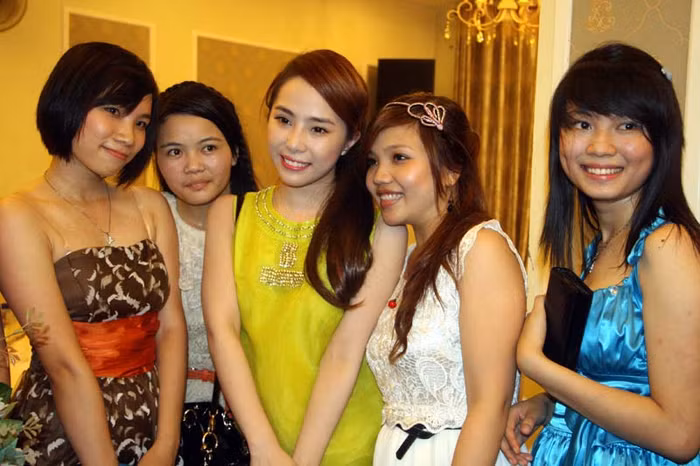 Dù không trình diễn trên sân khấu, nhưng Quỳnh Nga bị không ít fan hâm mộ 'giữ' chân để chụp ảnh cùng.