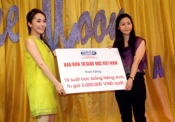 Cô cũng Đại diện Báo trao 10 suất học bổng tiếng anh trị giá 2 triệu đồng/suất cho các sinh viên xuất sắc của Trường.