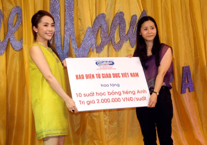 Cô cũng Đại diện Báo trao 10 suất học bổng tiếng anh trị giá 2 triệu đồng/suất cho các sinh viên xuất sắc của Trường.