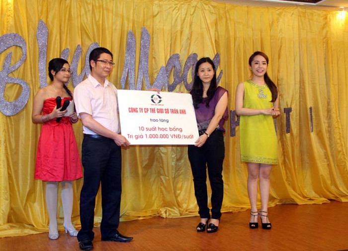 Công ty CP Thế giới số Trần Anh trao 10 suất học bổng trị giá 1 triệu đồng/suất cho trường Đại học Kinh Tế. Những xuất học bổng phần nào giúp các bạn sinh viên khắc phục khó khăn, phấn đấu học tập tốt hơn nữa...