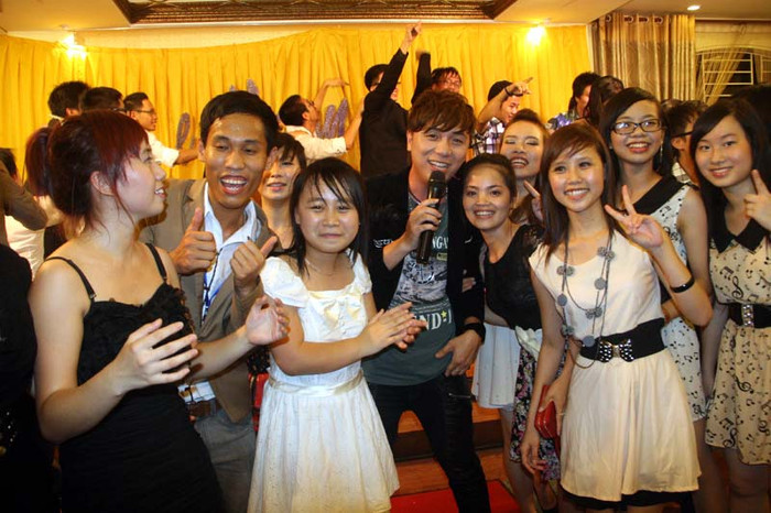 Sự hào hứng, phấn chấn của các nữ sinh khi thực sự được ở rất gần và có thể giao lưu, nhảy múa cùng thần tượng.