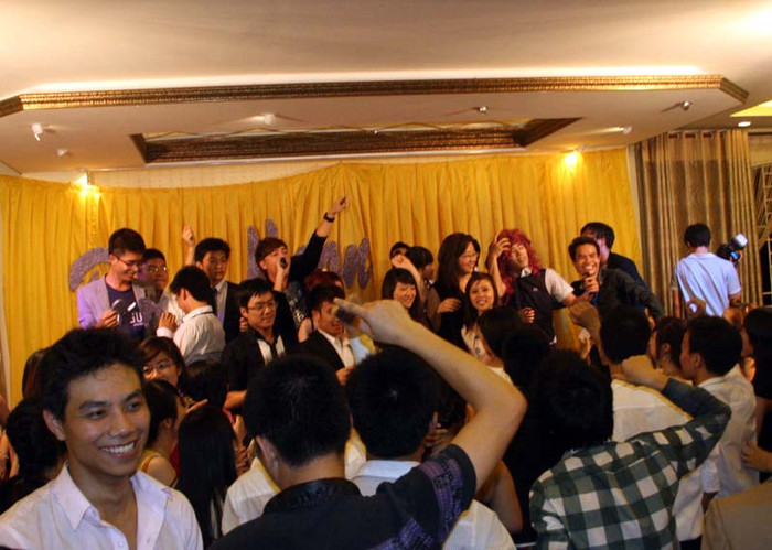 Minh Vương khiến cho đêm đêm Dạ hội BLUE MOON PARTY của Trường Đại học Kinh Tế thực sự sôi động.