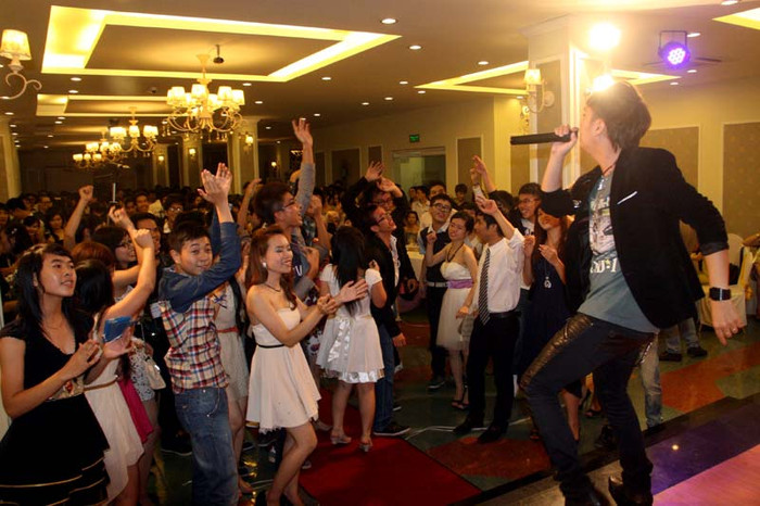 Các sinh viên Đại học Kinh tế - Đại học Quốc gia Hà Nội không thể đứng yên khi Minh Vương bước lên sân khấu. Không chỉ tham gia trình diễn, Minh Vương đại diện Báo Giáo dục Việt Nam phát động cuộc thi Tìm kiếm gương mặt Nữ sinh trong mơ tới các nữ sinh viên Trường Đại học Kinh tế.