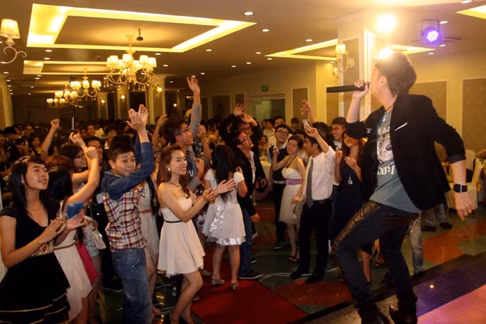 Các sinh viên Đại học Kinh tế - Đại học Quốc gia Hà Nội không thể đứng yên khi Minh Vương bước lên sân khấu. Không chỉ tham gia trình diễn, Minh Vương đại diện Báo Giáo dục Việt Nam phát động cuộc thi Tìm kiếm gương mặt Nữ sinh trong mơ tới các nữ sinh viên Trường Đại học Kinh tế.