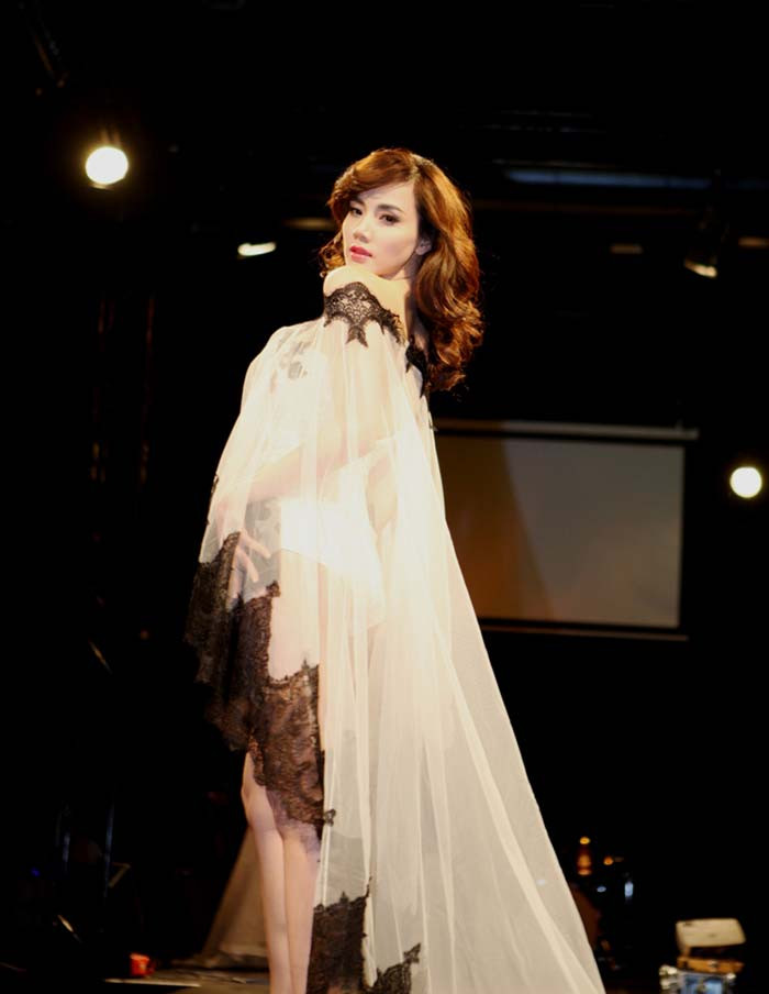 Cô thướt tha, gợi cảm trong một mẫu trang phục.