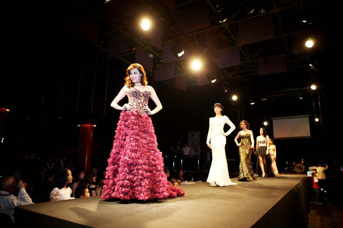 Đêm diễn với sự tham gia của các ca sỹ nhóm nhạc chuyên nghiệp của Thụy Sỹ như The Quarks, Alicia Gonzalez.....và ca sỹ Noi Lam Thanh - cháu nhạc sĩ Nam Phương và các nghệ sỹ Việt Nam tại Thụy Sỹ.