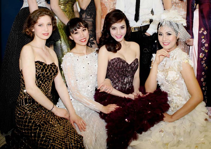 Đoàn nghệ sỹ Việt Nam gồm nhiều gương mặt nổi tiếng như Ngọc Hân, Trang Nhung, Doãn Tuấn đến Geneva - Thụy Sỹ vào trưa ngày 16/5/2012.