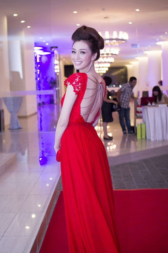 Khánh My kiêu sa xinh đẹp với chiếc váy đỏ khoét lưng trần nuột nà. Khánh My kiêu sa xinh đẹp với chiếc váy đỏ khoét lưng trần nuột nà.