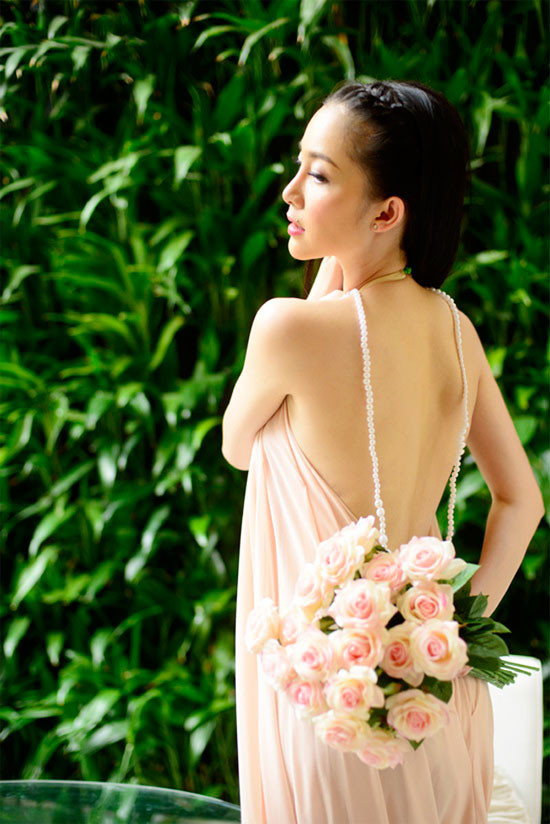 Linh Nga khoe vẻ đẹp mượt mà từ tấm lưng trần trong bộ ảnh thời trang. Linh Nga khoe vẻ đẹp mượt mà từ tấm lưng trần trong bộ ảnh thời trang.