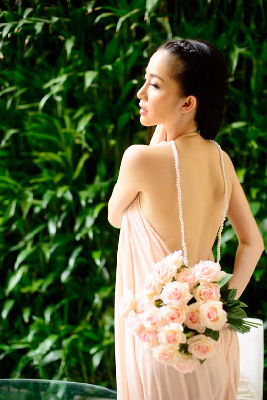 Linh Nga khoe vẻ đẹp mượt mà từ tấm lưng trần trong bộ ảnh thời trang.