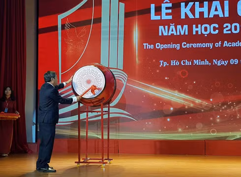 Phó Giáo sư Hồ Thanh Phong - Hiệu trưởng đánh trống khai giảng năm học mới (ảnh: P.L) Phó Giáo sư Hồ Thanh Phong - Hiệu trưởng đánh trống khai giảng năm học mới (ảnh: P.L)