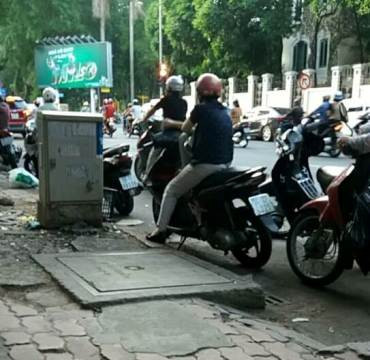 Phụ huynh đến đón con học thêm đứng chờ trước lối ra vô của khu tập thể (ảnh: CTV)