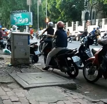 Phụ huynh đến đón con học thêm đứng chờ trước lối ra vô của khu tập thể (ảnh: CTV)