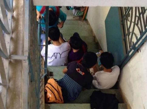 Học sinh chờ học thêm ở lớp nhà thầy P. chật kín lối đi của người dân khu tập thể (ảnh: CTV)