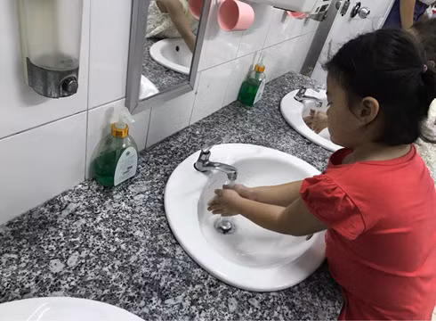 Phó Thủ tướng Vũ Đức Đam thị sát tình hình dịch bệnh tại Thành phố Hồ Chí Minh ảnh 2