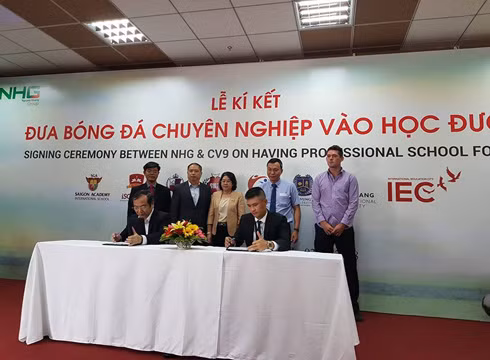 Tuyển thủ Lê Công Vinh và đại diện tập đoàn giáo dục Nguyễn Hoàng ký kết hợp tác (ảnh: P.L) Tuyển thủ Lê Công Vinh và đại diện tập đoàn giáo dục Nguyễn Hoàng ký kết hợp tác (ảnh: P.L)