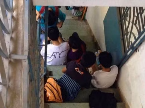 Học sinh chờ học thêm ở lớp nhà thầy P. chật kín lối đi của người dân khu tập thể (ảnh: CTV)