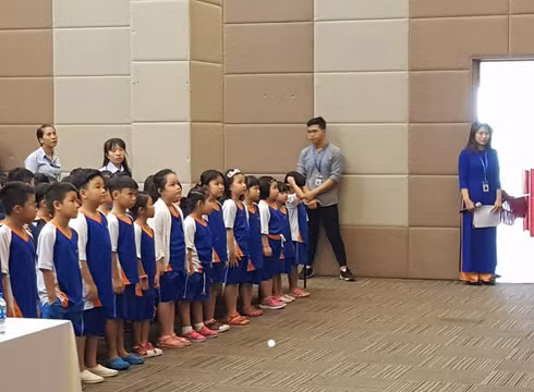 Học sinh tiểu học trường WellSpring Sài Gòn trong giờ chào cờ đầu tuần (ảnh: P.L)