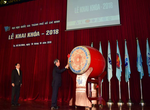 Trưởng ban Kinh tế trung ương Nguyễn Văn Bình đánh trống ở lễ khai khóa năm 2018 (ảnh: P.L) Trưởng ban Kinh tế trung ương Nguyễn Văn Bình đánh trống ở lễ khai khóa năm 2018 (ảnh: P.L)