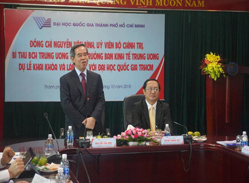 Ông Nguyễn Văn Bình (đứng) làm việc với cán bộ chủ chốt Đại học Quốc gia Thành phố Hồ Chí Minh (ảnh: P.L) Ông Nguyễn Văn Bình (đứng) làm việc với cán bộ chủ chốt Đại học Quốc gia Thành phố Hồ Chí Minh (ảnh: P.L)